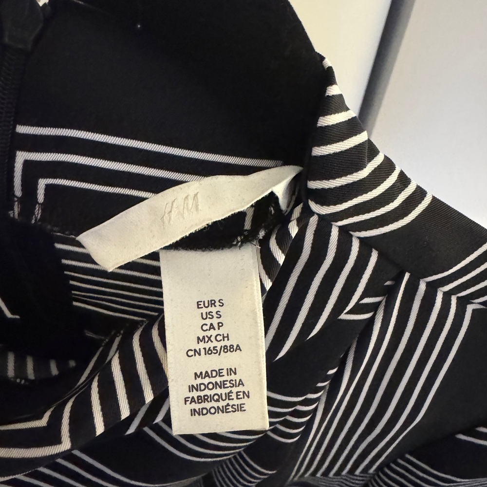 H&M Black and White Geometric Long Sleeve Dress Size Small - Picture 4 of 5